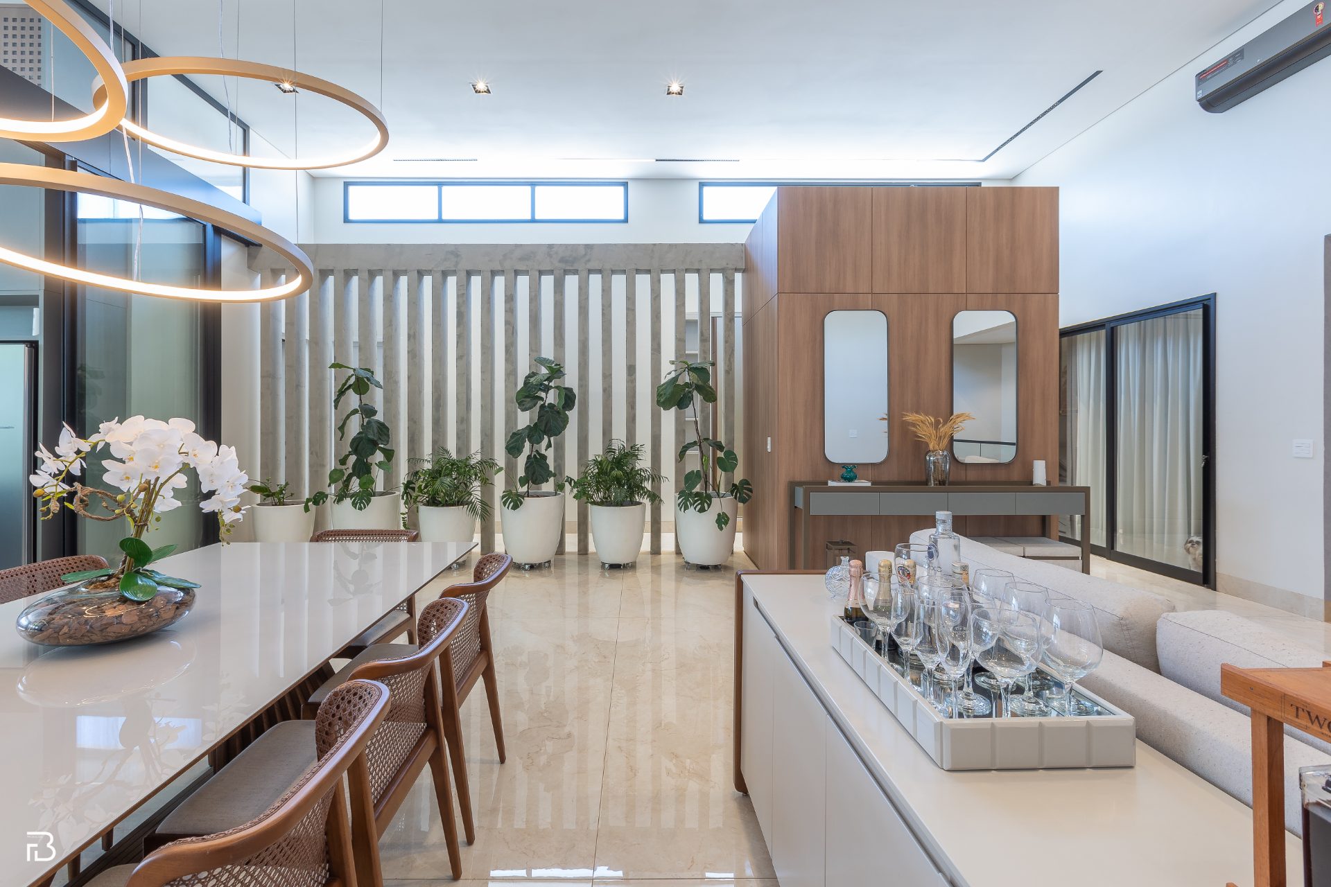 Sala de jantar pé-direito duplo
