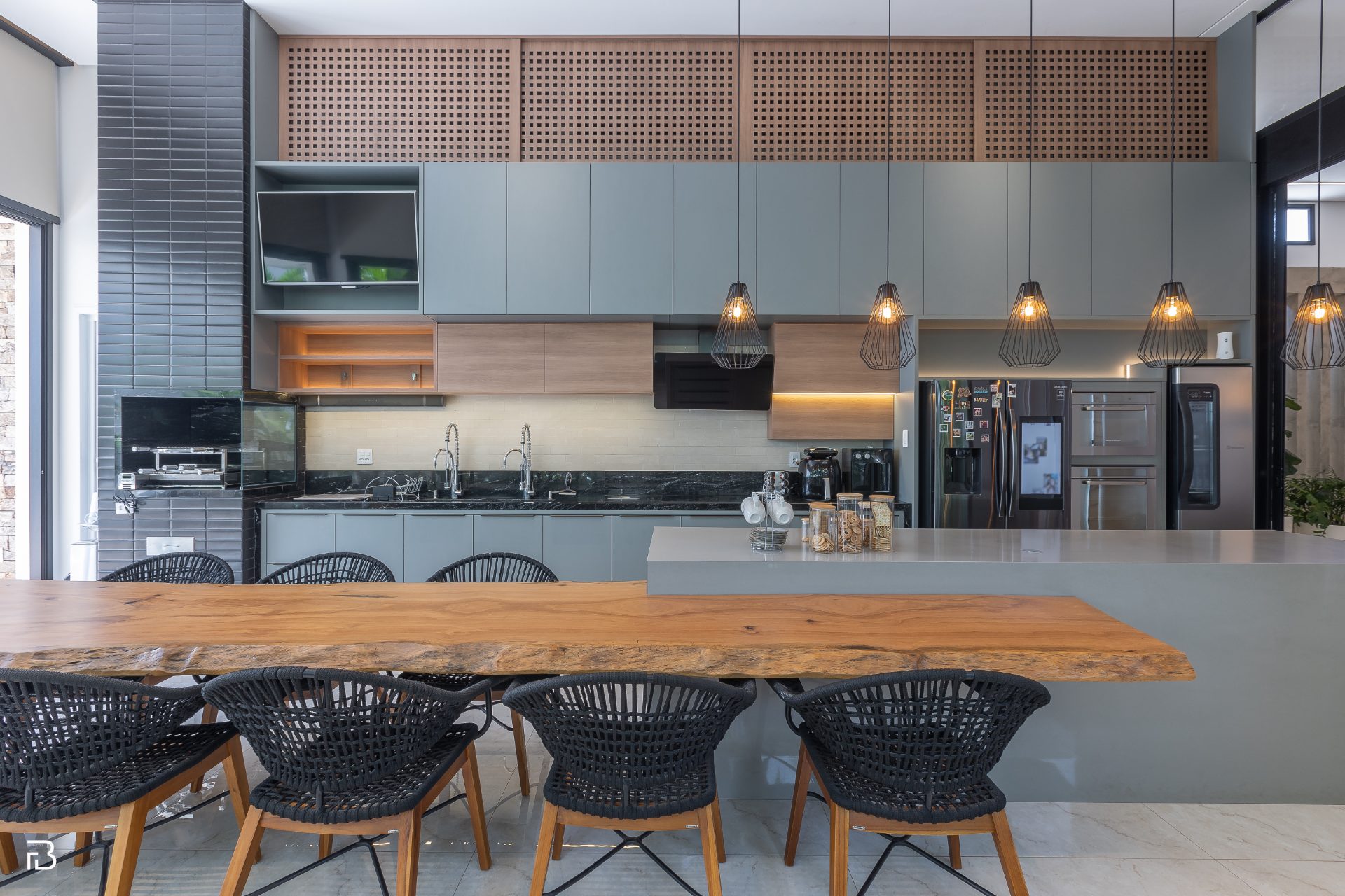 Espaço gourmet com bancada de madeira viva